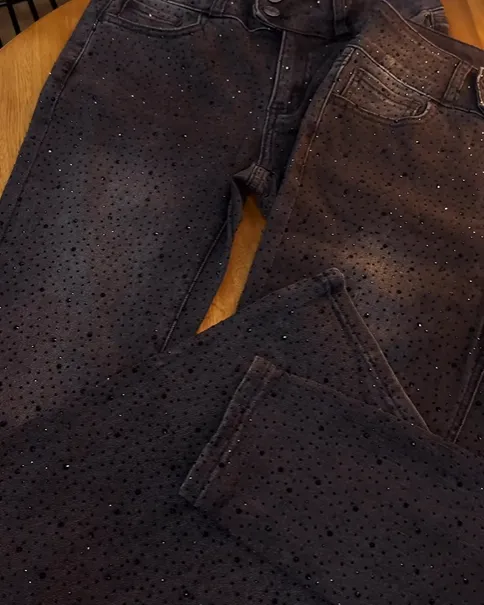 Slim-Fitting Hip-lifting Rhinestone Jeans (Pre-Sale)